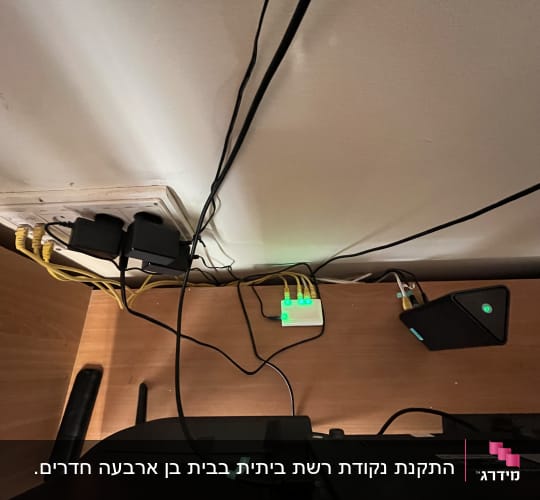 נתבים וכבלים מחוברים לשקע חשמל על קיר